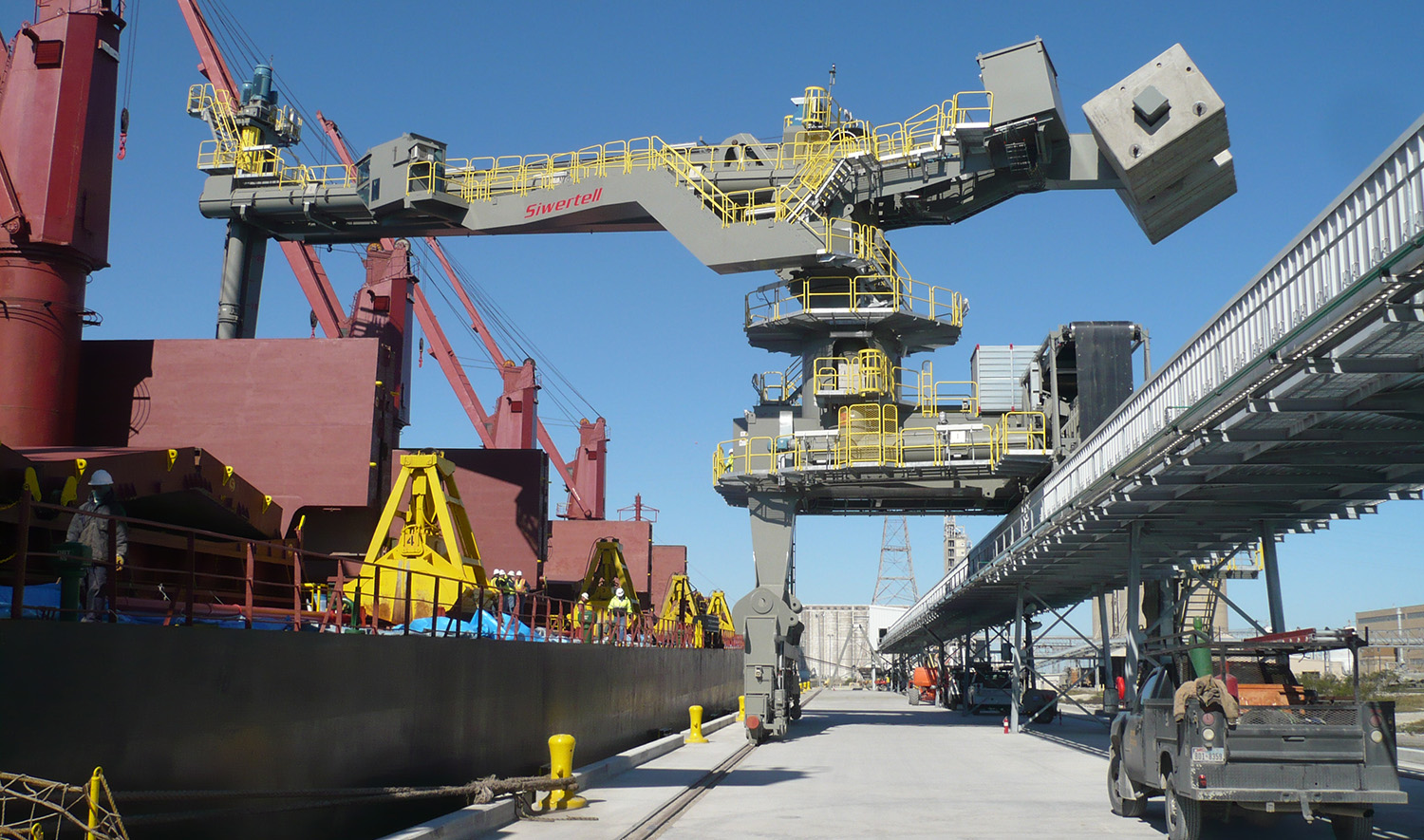 Siwertell ship unloading cement