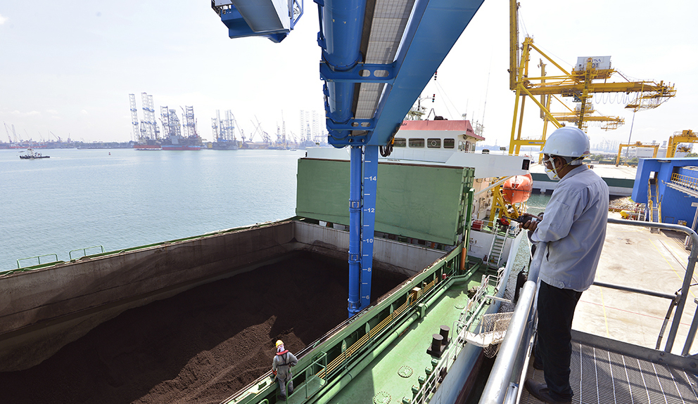 Siwertell shipunloader unloading coal