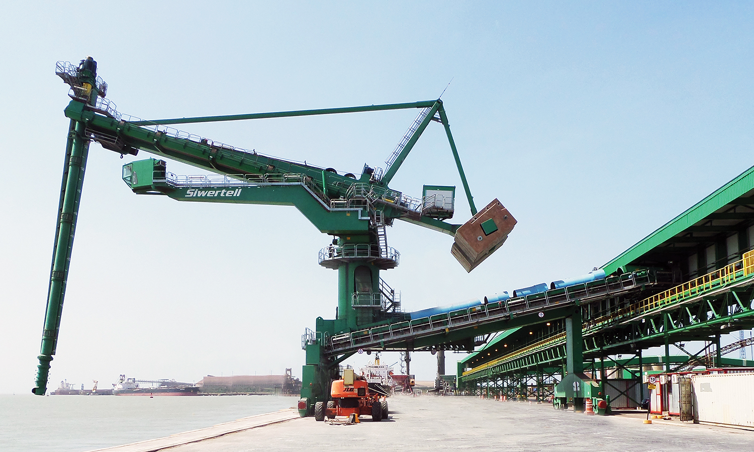 Siwertell shio unloader handling grain in Brazil