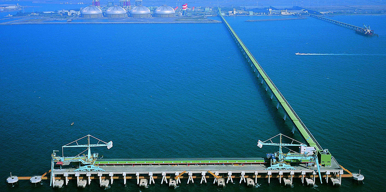 Two Siwertell ship unloader on a jetty