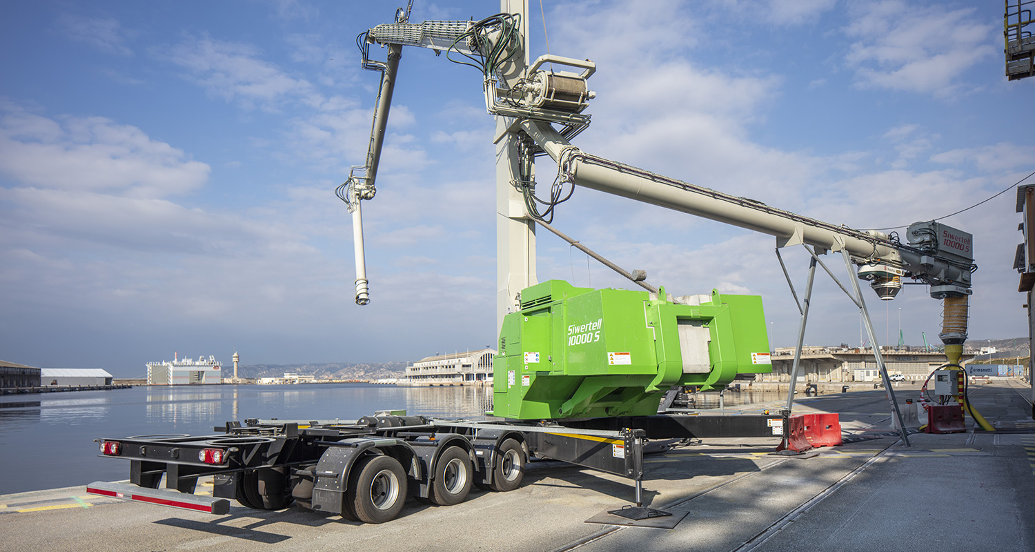 Bruks Siwertell road-mobile unloader in Marseille.