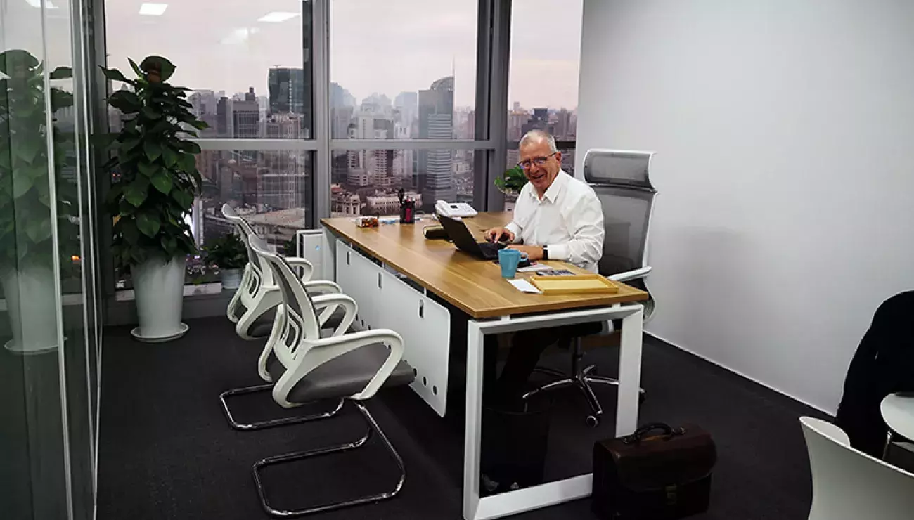 Siwertell Director sitting in the chair in the new office in Shanghai