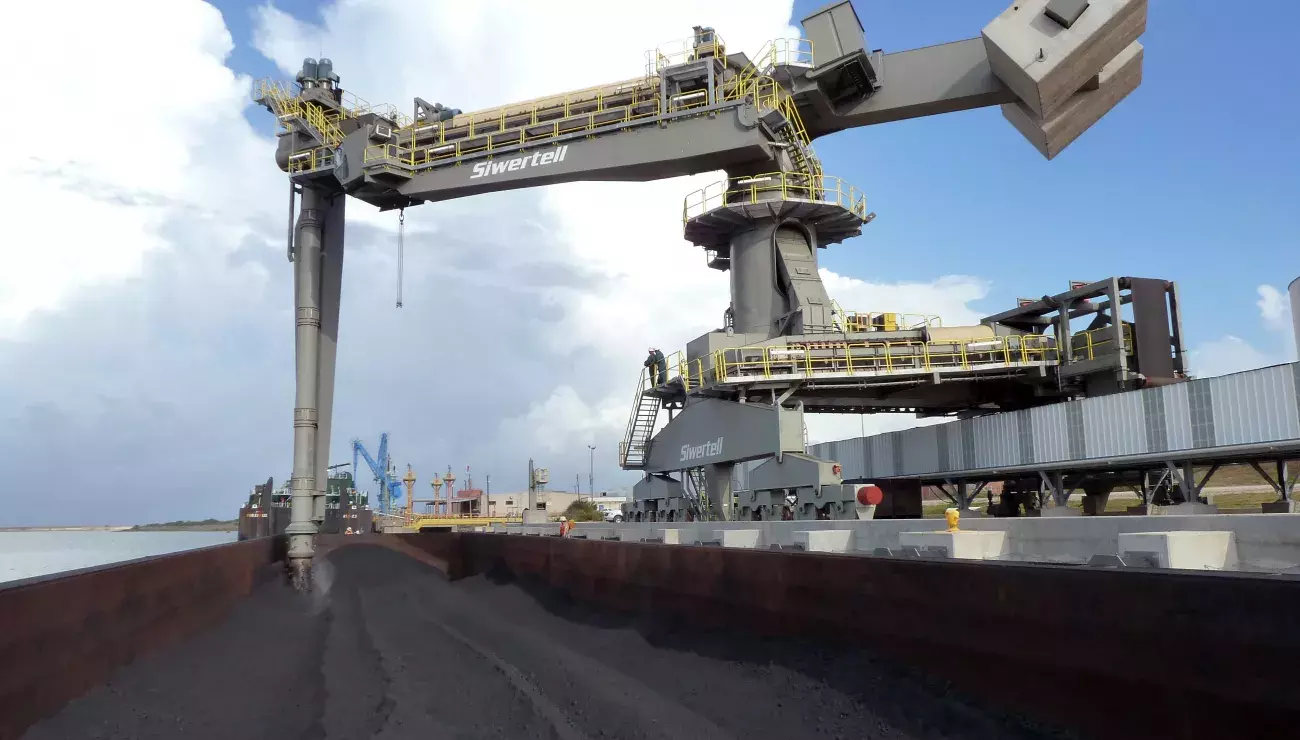 Siwertell shipunloader is unloading coal