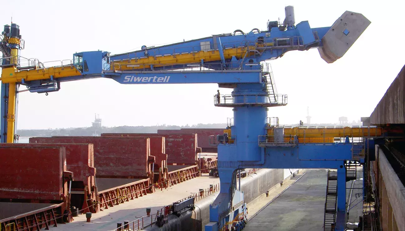 Siwertell ship unloader