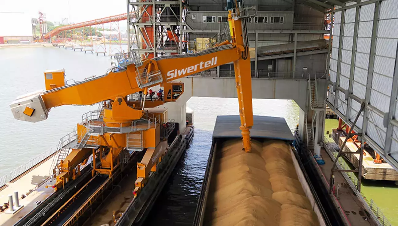 Siwertell ship unloading grain from a barge