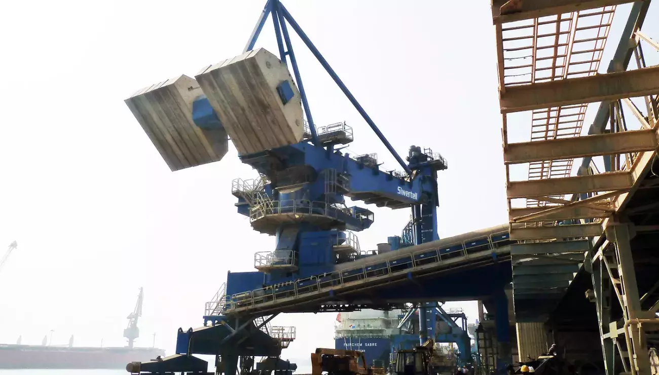 Siwertell ship unloader