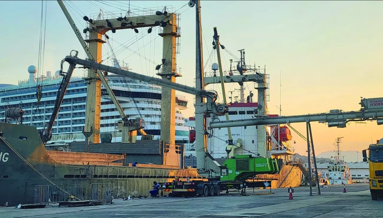 Siwertell road-mobile ship unloader