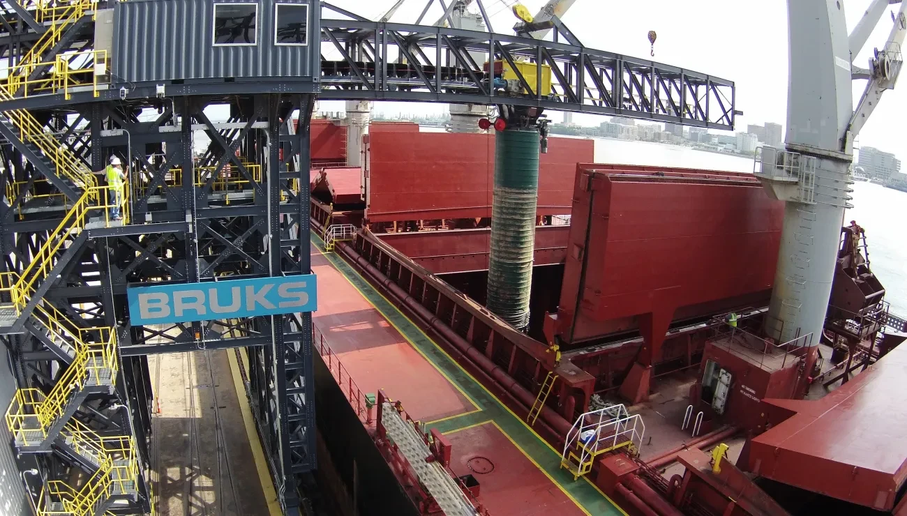 Ship loader in operation to ship