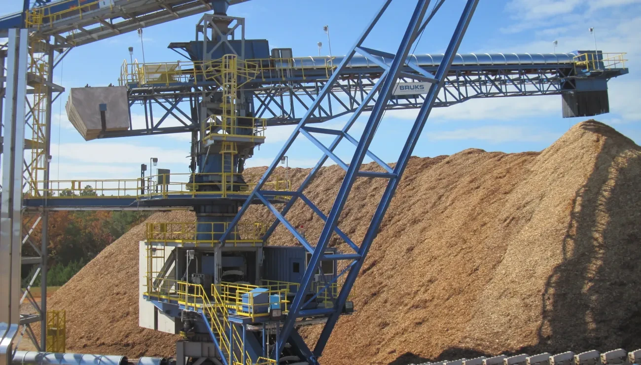 Stacker reclaimer for wood chips