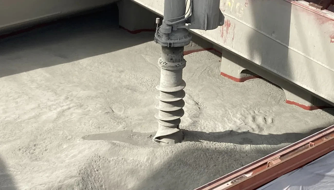 Unloading cement with a Siwertell ship unloader