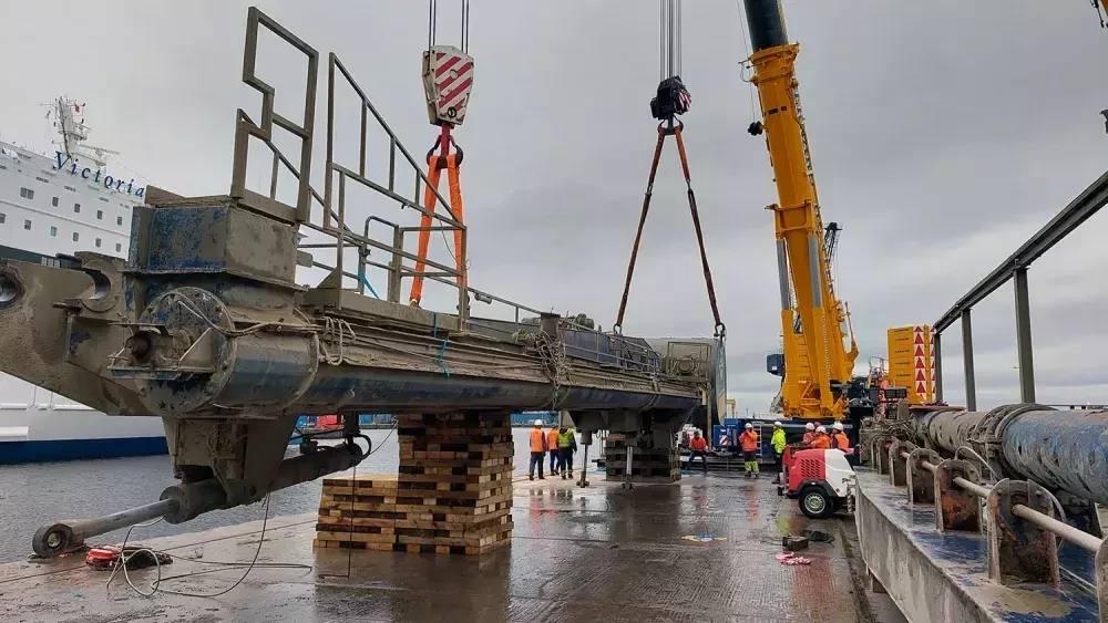 Service work on a Siwertell ship unloader