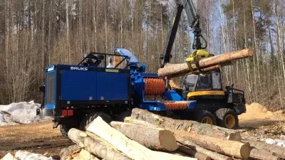 1006.2 ST mobile chipper in forest