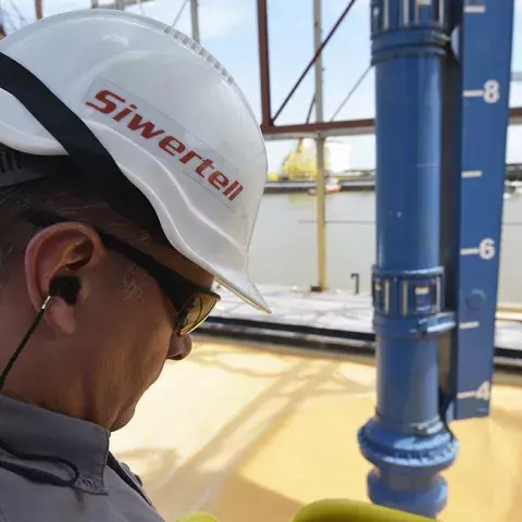 Blue Siwertell Ship unloader in operation