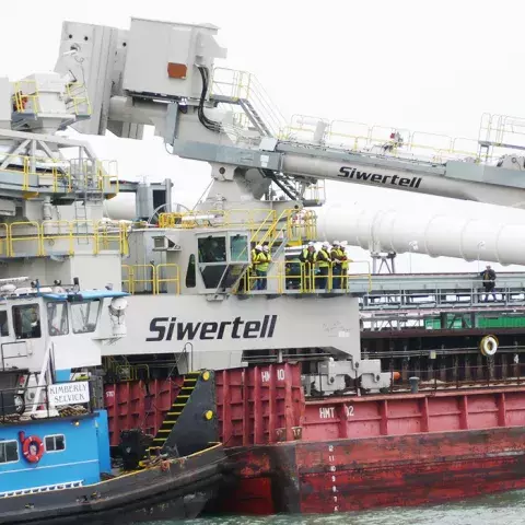 White Siwertell ship loader in operation