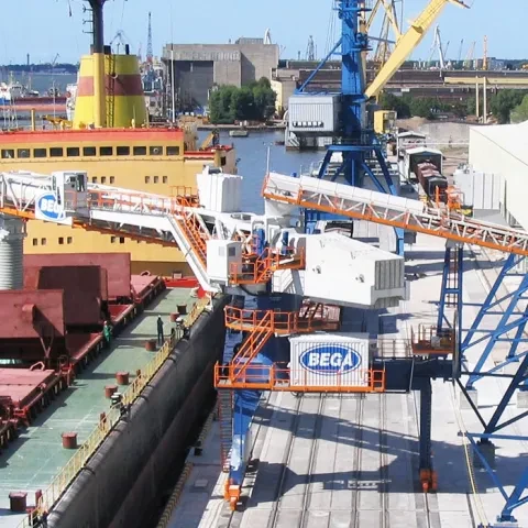 White Siwertell Ship loader in operation