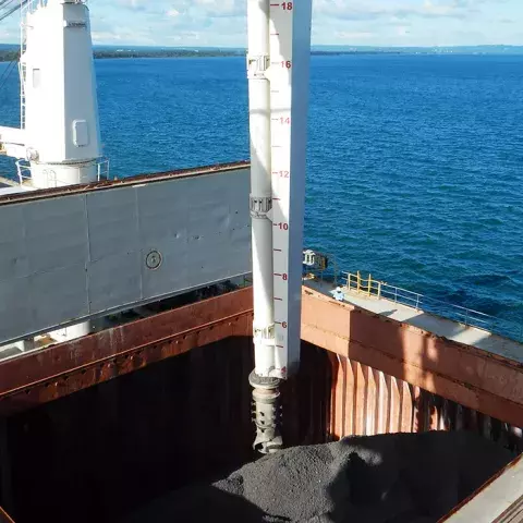 White Siwertell Ship unloader in operation