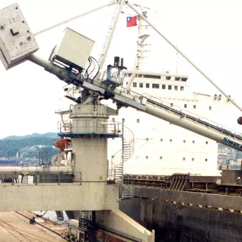 White Siwertell Ship unloader in operation