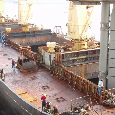 White Siwertell Ship unloader in operation