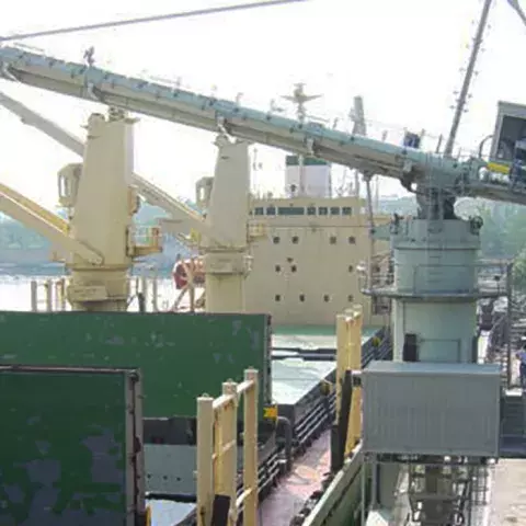 White Siwertell Ship unloader in operation