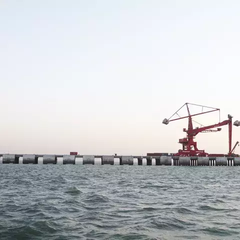 Red Siwertell Ship unloader for coal and petroleum coke, India 