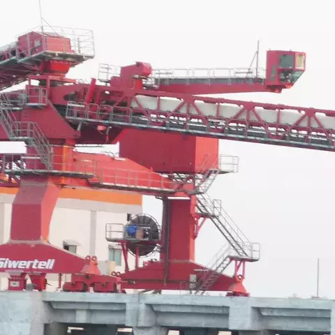 Red Siwertell Ship unloader in opertaion