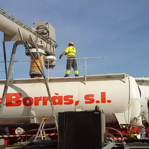 White Siwertell mobile unloader unloading into trucks