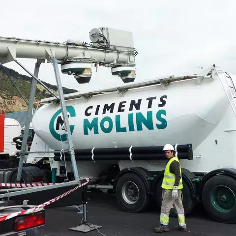 White Siwertell mobile unloader unloading into trucks