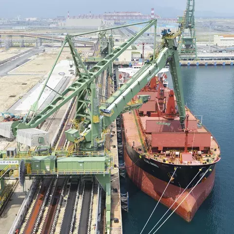 Green Siwertell Ship unloader in operation