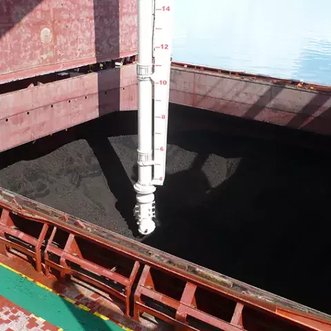 Vertical screw conveyor unloading coal
