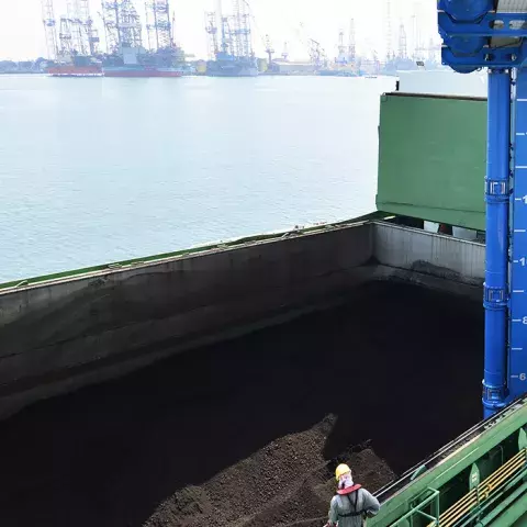 Blue Siwertell Ship unloader in operation