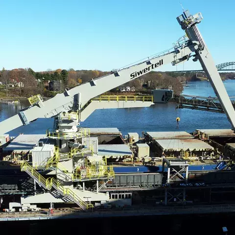 White Siwertell Ship unloader in operation