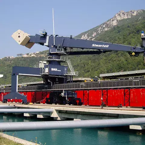 Blue Siwertell Ship unloader in operation