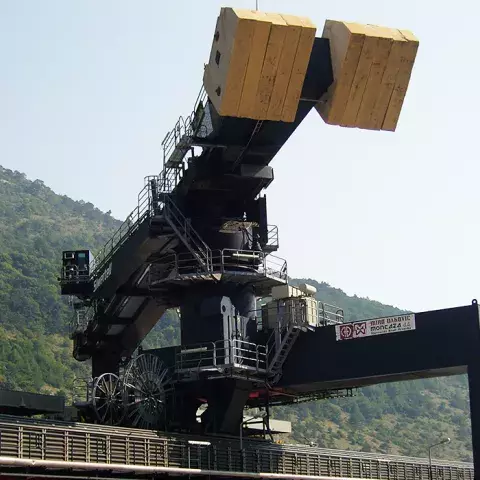 Blue Siwertell Ship unloader in operation