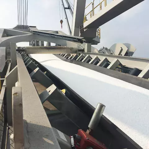 Belt conveyor with urea being transported