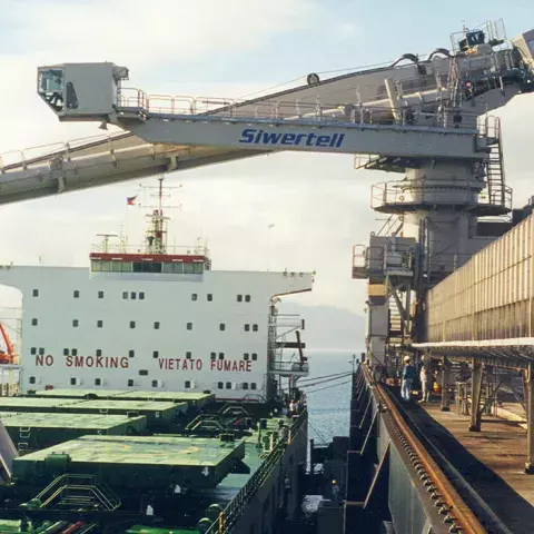White Siwertell Ship unloader in operation