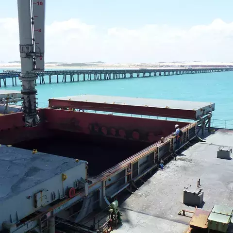 Siwertell Ship unloader in operation