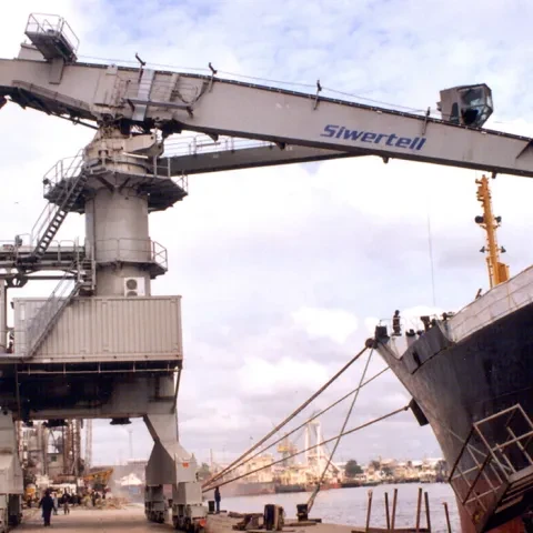 White Siwertell Ship unloader in operation