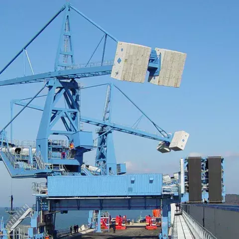 Blue Siwertell Ship unloader in operation