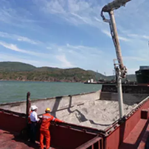 Siwertell road-mobile unloader in operation, Vietnam