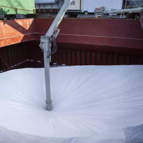 Unloading alumina with a Siwertell road-mobile unloader
