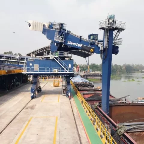 Siwertell ship unloader