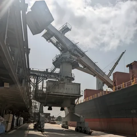 Siwertell ship unloader