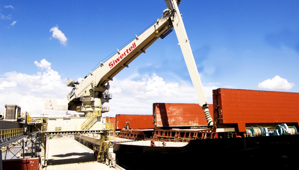 Siwertel ship unloader on jetty unloading from ship