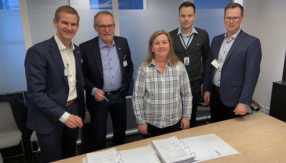 Signing agreement between Bruks Siwertell and Silva Green Fuel