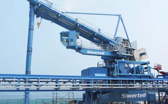 Blue Siwertell ship unloader and belt conveyor