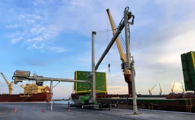 Siwertell road-mobile ship unloader