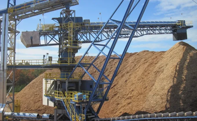 Stacker reclaimer for wood chips