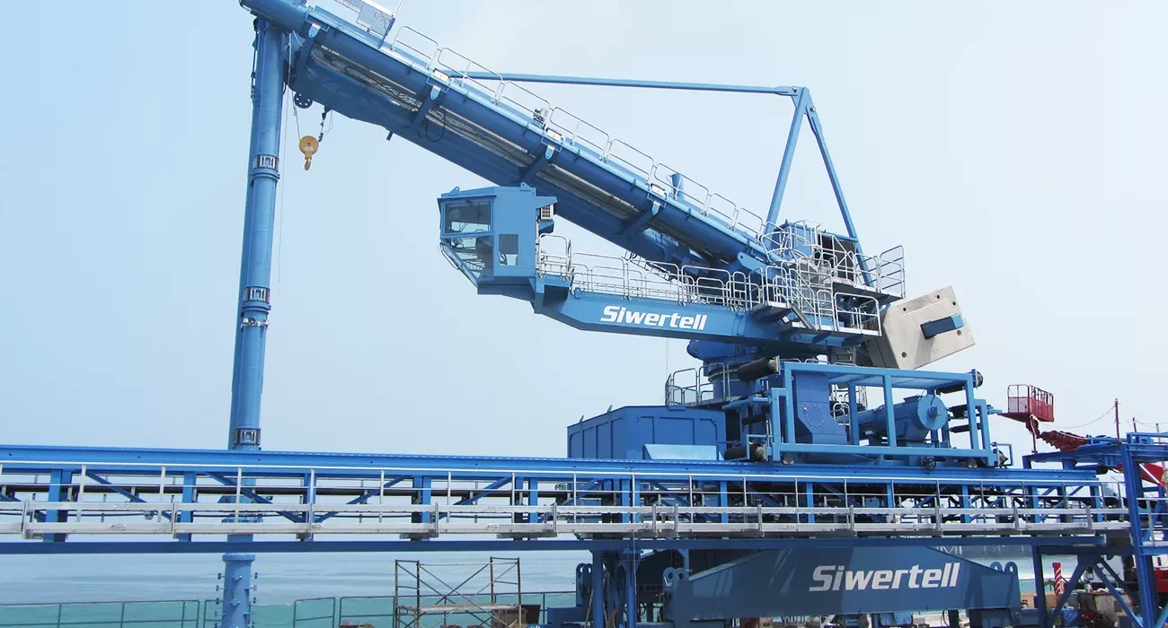 Blue Siwertell ship unloader and belt conveyor