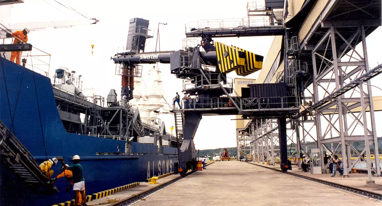 Navyblue Siwertell Ship loader in operation