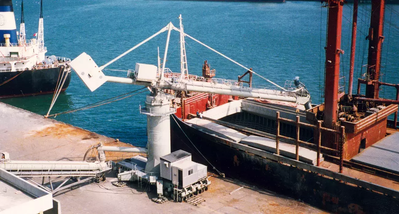 White Siwertell Ship unloader in operation